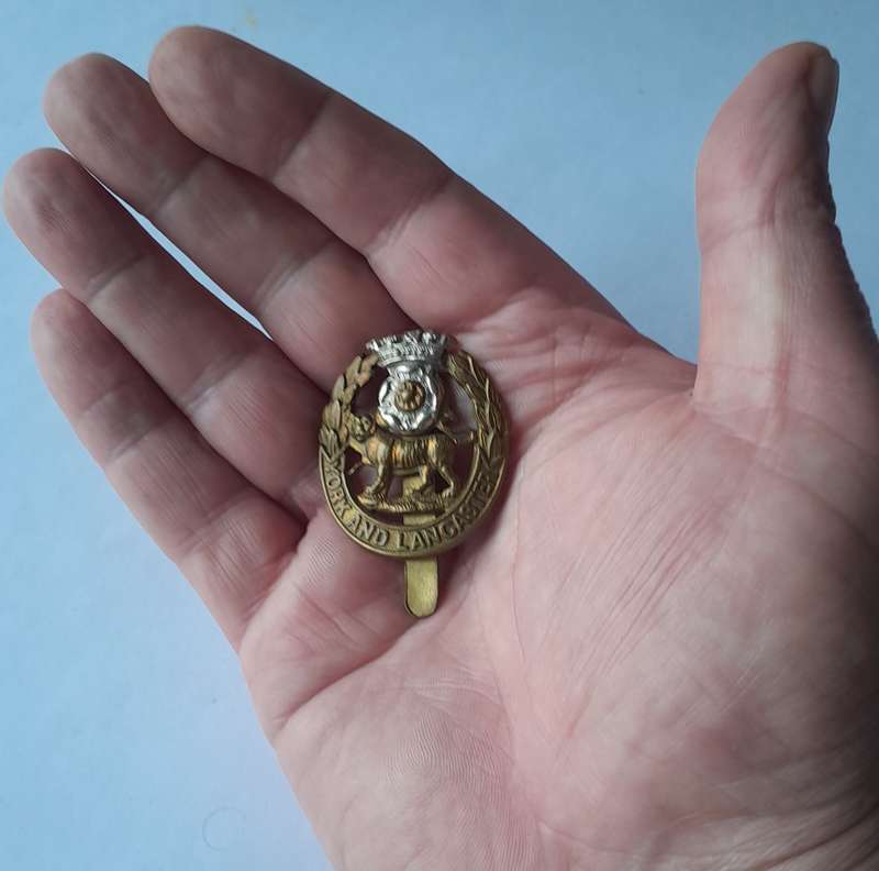 WW1/WW2 Pattern York And Lancaster Regiment Cap Badge With Slider.