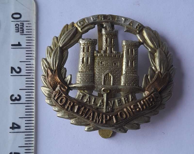 WW1/WW2 Pattern Northamptonshire Regiment Cap Badge With Slider.