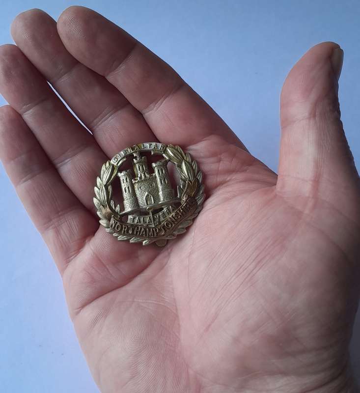 WW1/WW2 Pattern Northamptonshire Regiment Cap Badge With Slider.