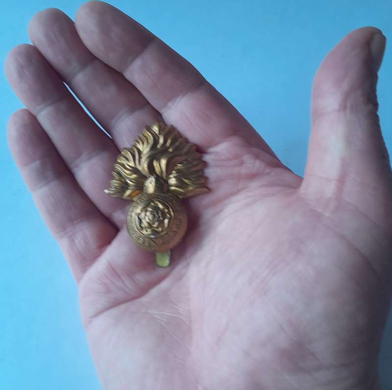WW1/WW2 Royal Fusiliers Cap Badge With Slider.