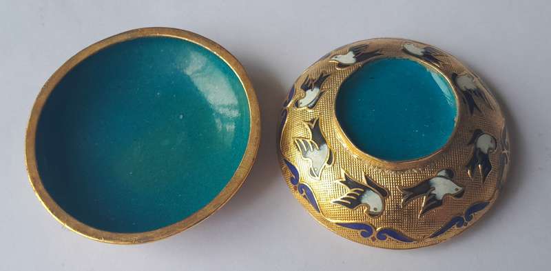 Vintage Chinese Cloisonne Enamel Snuff Box. Original Box.