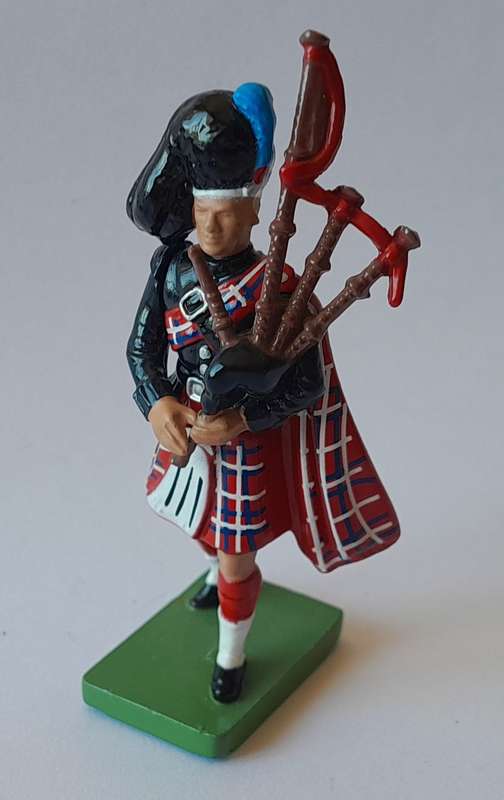 Collection of Vintage "Britains" Figurines And Guard House. 1 Bid for all.