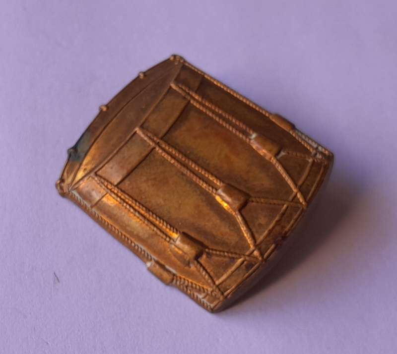 SADF Drummer Gilt Metal Beret Badge.  Lugs Intact.