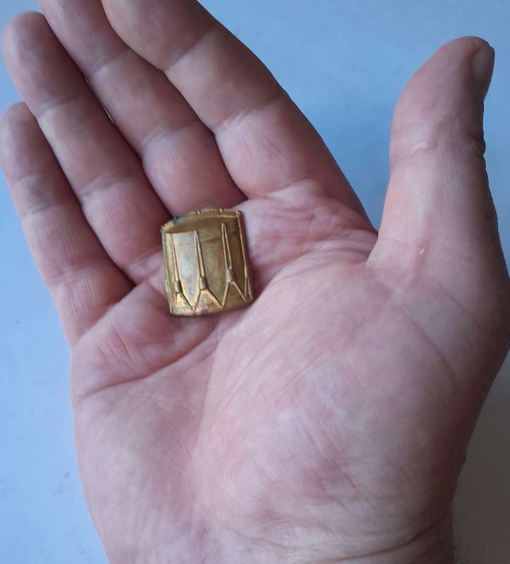 SADF Drummer Gilt Metal Beret Badge.  Lugs Intact.
