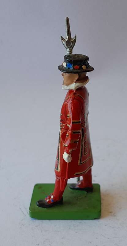 William Britains Beefeater Lead Figurine.  7cm