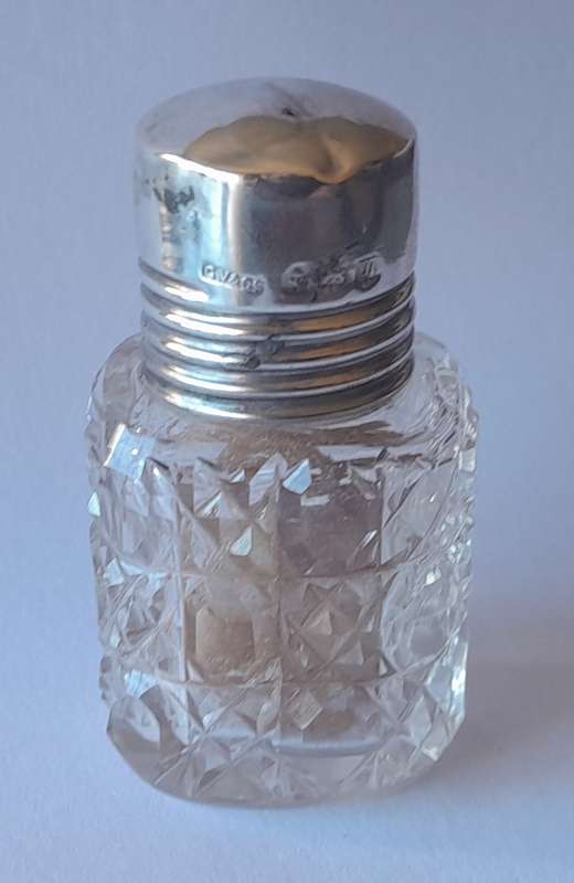 Solid Silver And Glass Smelling Salts Scent Bottle. Gourden Vales & Co. Birmingham, 1911.