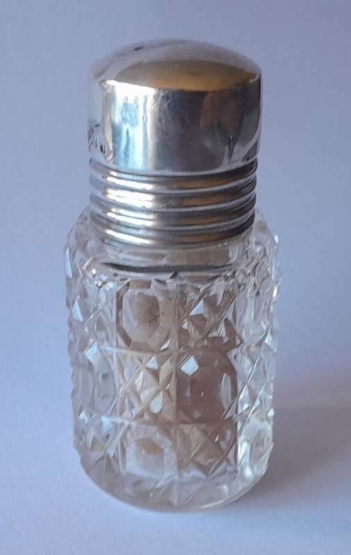 Solid Silver And Glass Smelling Salts Scent Bottle. Gourden Vales & Co. Birmingham, 1911.