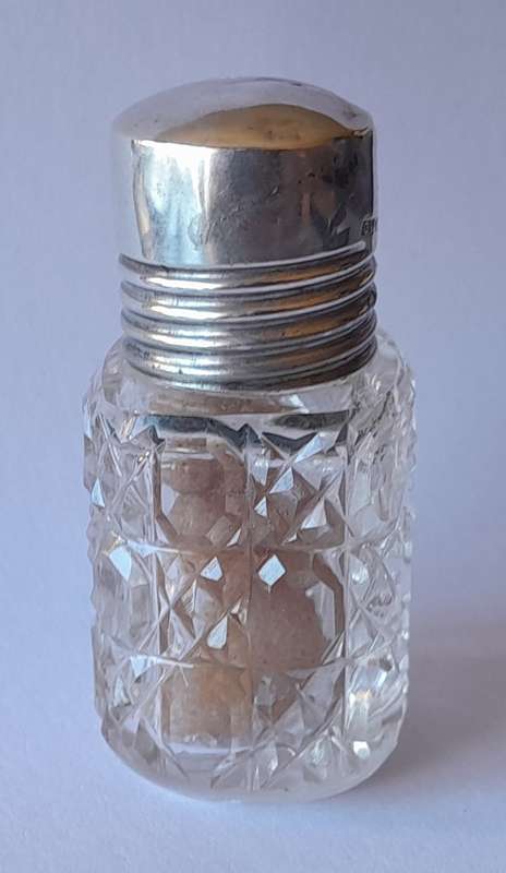 Solid Silver And Glass Smelling Salts Scent Bottle. Gourden Vales & Co. Birmingham, 1911.