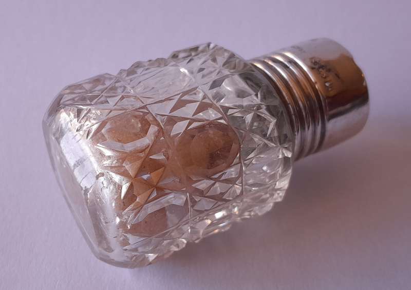 Solid Silver And Glass Smelling Salts Scent Bottle. Gourden Vales & Co. Birmingham, 1911.