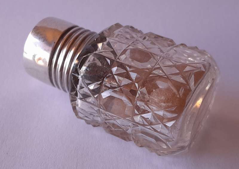 Solid Silver And Glass Smelling Salts Scent Bottle. Gourden Vales & Co. Birmingham, 1911.