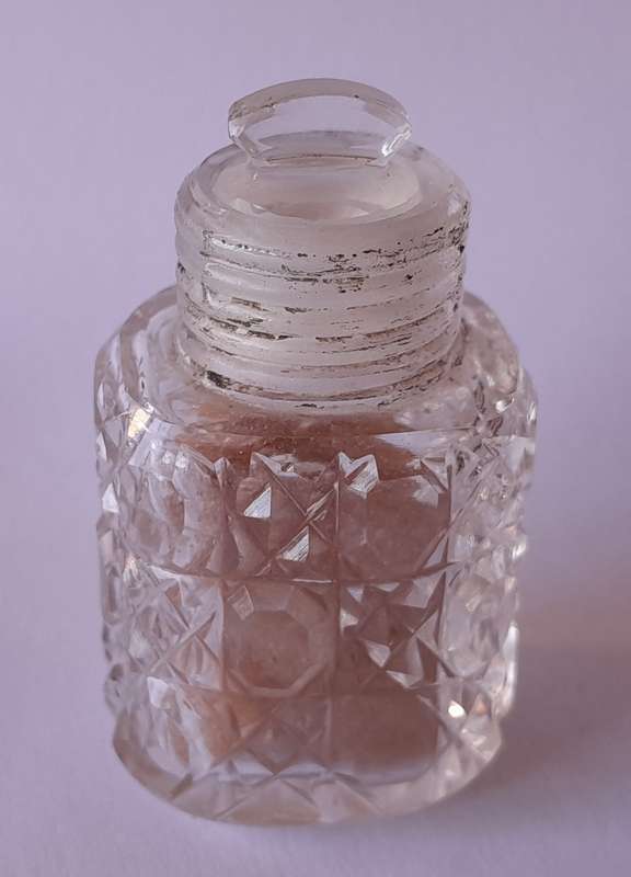 Solid Silver And Glass Smelling Salts Scent Bottle. Gourden Vales & Co. Birmingham, 1911.