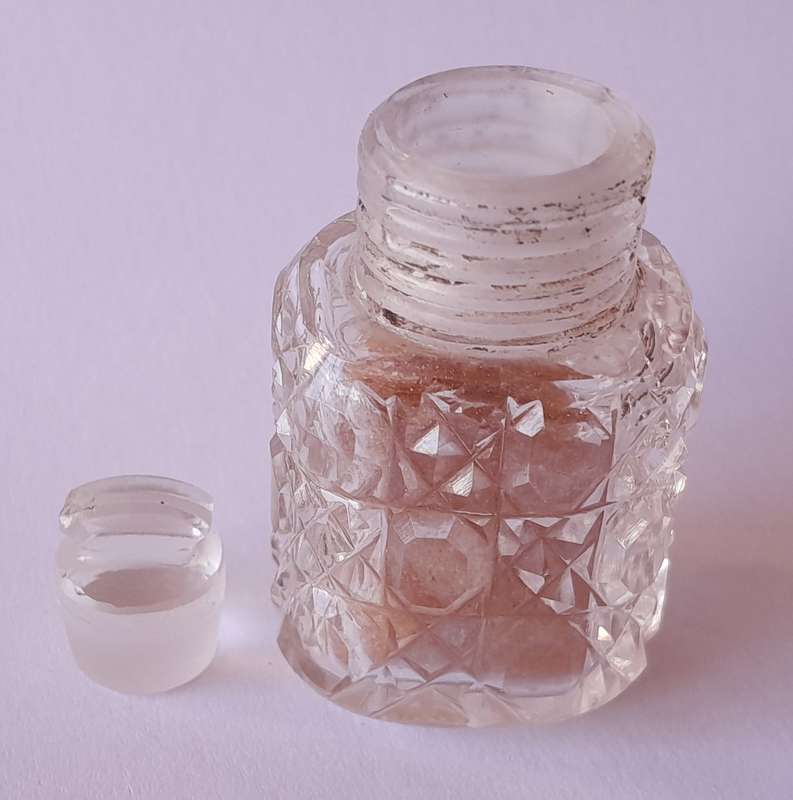 Solid Silver And Glass Smelling Salts Scent Bottle. Gourden Vales & Co. Birmingham, 1911.