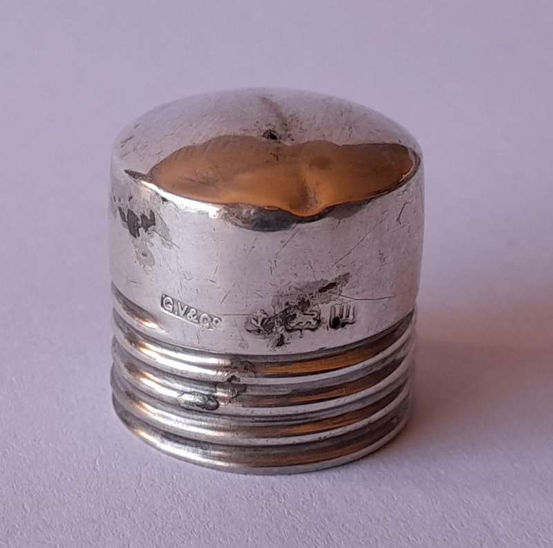 Solid Silver And Glass Smelling Salts Scent Bottle. Gourden Vales & Co. Birmingham, 1911.