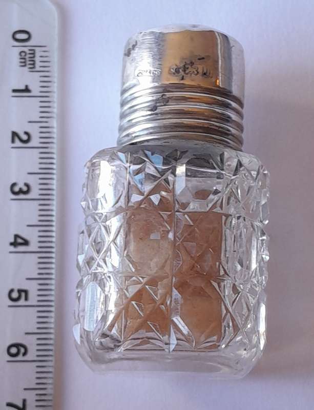 Solid Silver And Glass Smelling Salts Scent Bottle. Gourden Vales & Co. Birmingham, 1911.