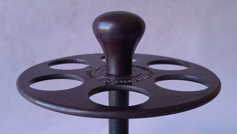 Rare Vintage Art Deco Bakelite British Made 6-Pipe Stand.  13 x 11.5cm