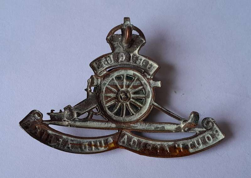 WW2 SA Field Artillery Cap Badge.  (Rotating Wheel).  2 Lugs Intact.
