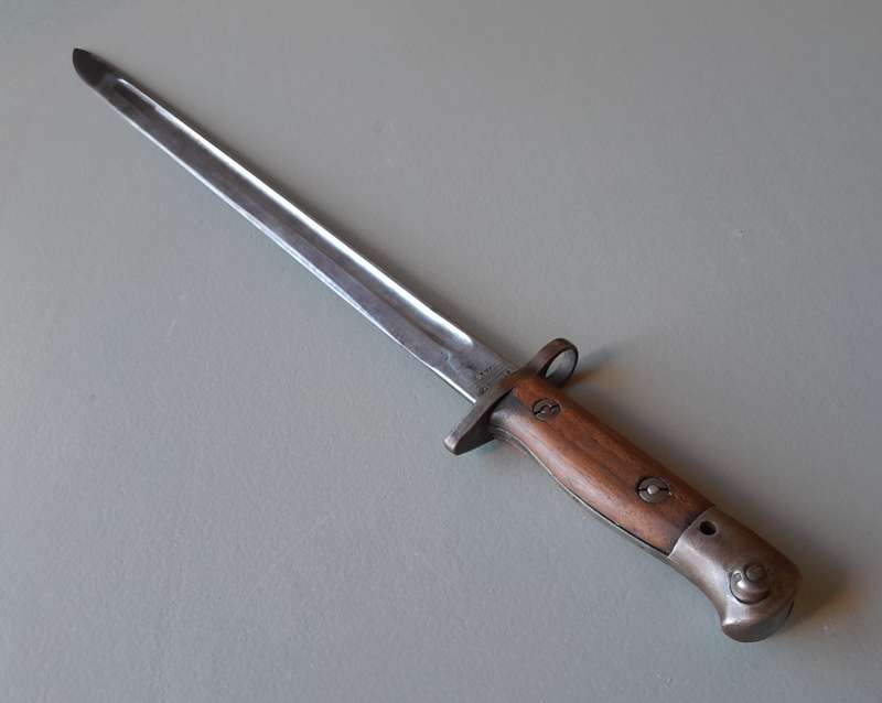 WW1 Pattern 1907 Sanderson Bayonet with WW2 Mangrovite Scabbard and Leather Frog.