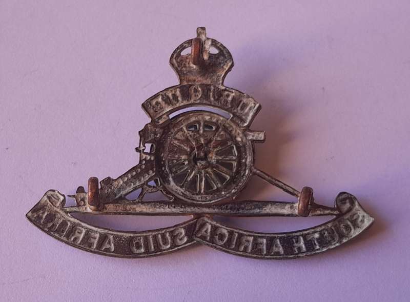 WW2 SA Artillery Cap Badge.  Rotating Wheel.  Lugs Intact.