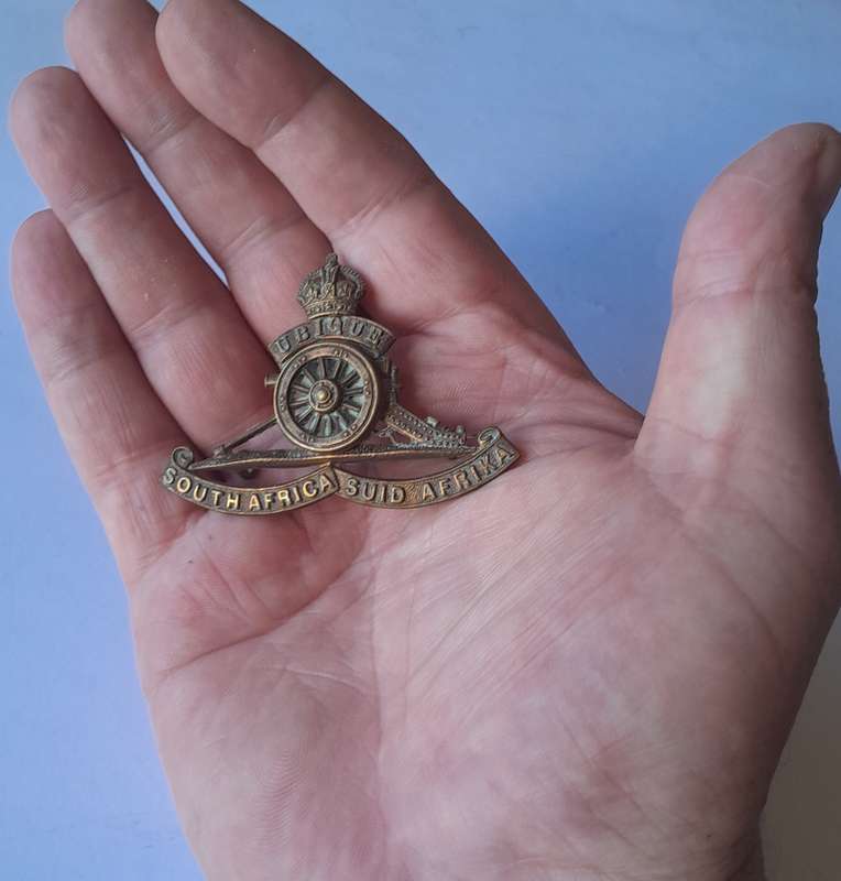 WW2 SA Artillery Cap Badge.  Rotating Wheel.  Lugs Intact.