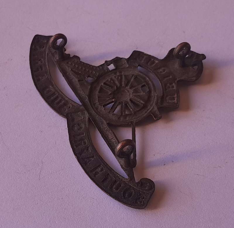 WW2 SA Artillery Cap Badge.  Lugs Intact.