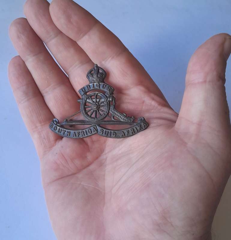 WW2 SA Artillery Cap Badge.  Lugs Intact.
