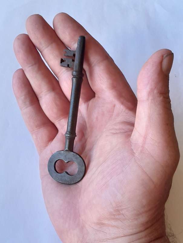 Large Antique Cast Iron Key.  11.3cm.