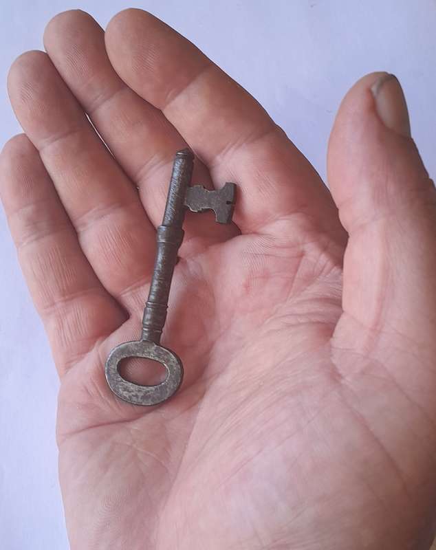 Large Antique Cast Iron Key.  7.1cm.