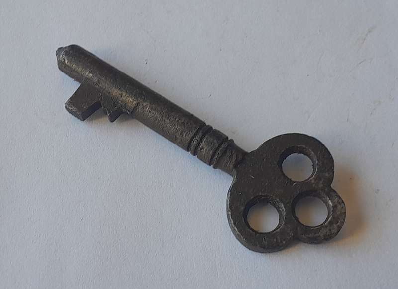 Large Antique Cast Iron Key.  5.9cm.