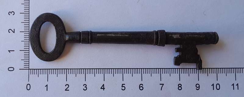 Large Antique Cast Iron Key.  9.9cm.