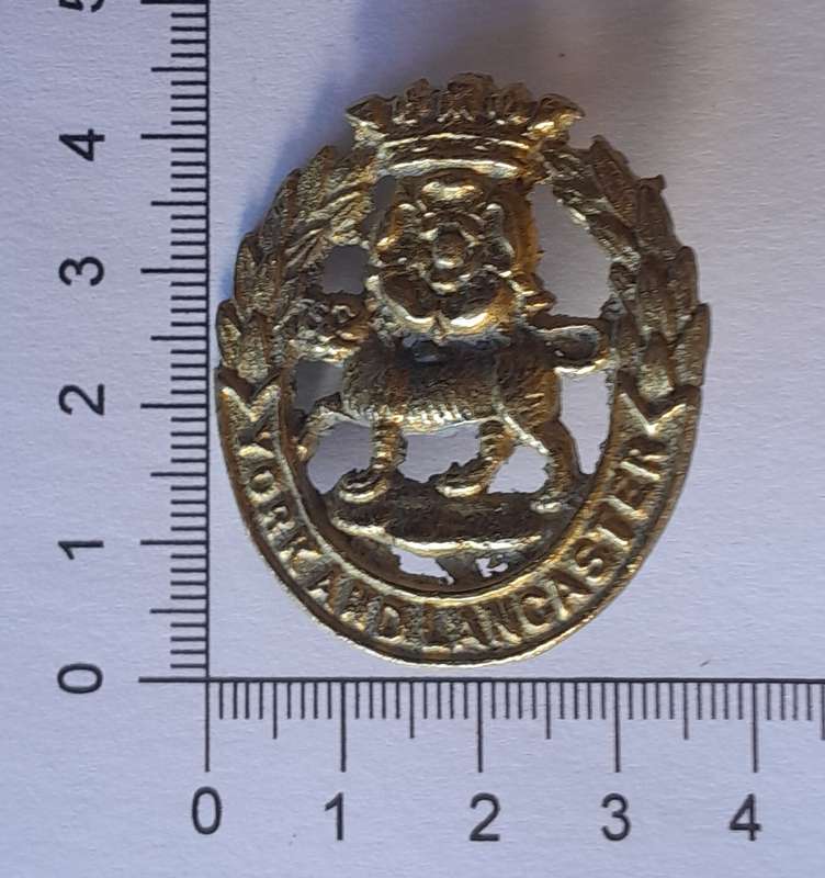 WW1 York and Lancaster Cap Badge.  No Slider.