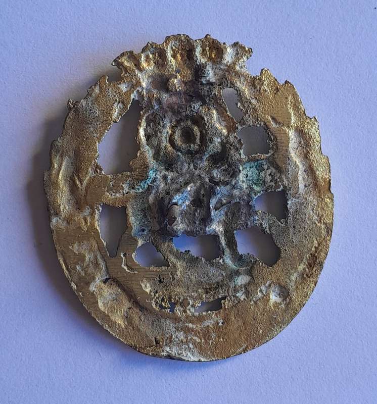 WW1 York and Lancaster Cap Badge.  No Slider.