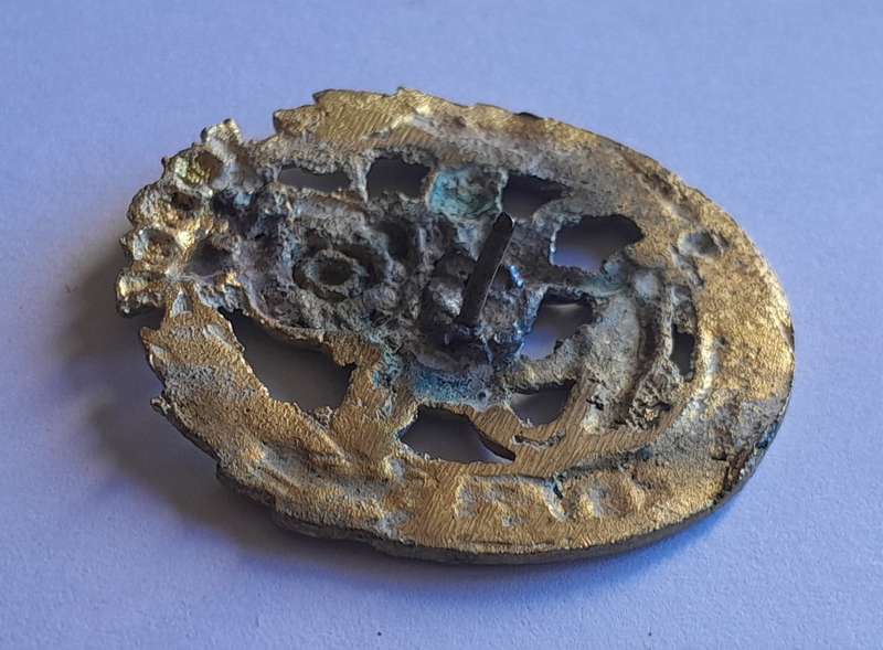 WW1 York and Lancaster Cap Badge.  No Slider.