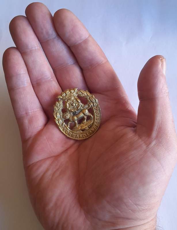 WW1 York and Lancaster Cap Badge.  No Slider.