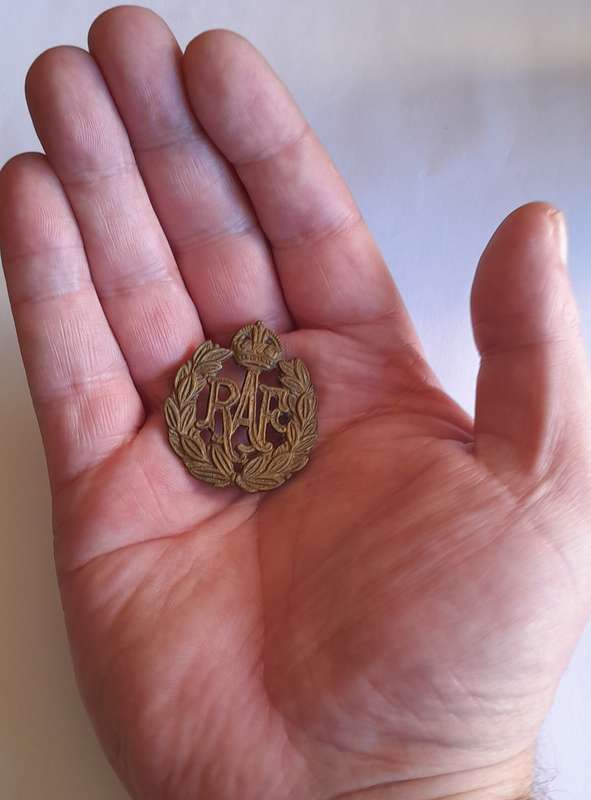 WW2 Royal Air Force Cap Badge.  No Lugs.