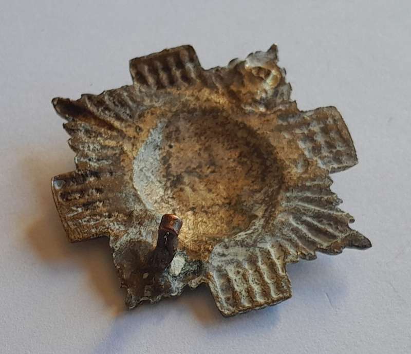 WW2 Scots Guards Badge.  1 Lug Intact..