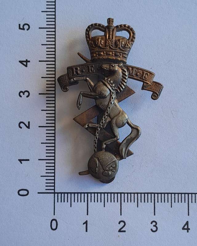WW2 Royal Electrical Mechanical Engineers Cap Badge.  Slider Intact.
