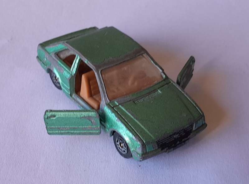 1980's Corgi Die Cast Ford Estcourt.  Opening Doors.