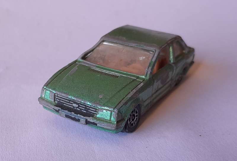 1980's Corgi Die Cast Ford Estcourt.  Opening Doors.