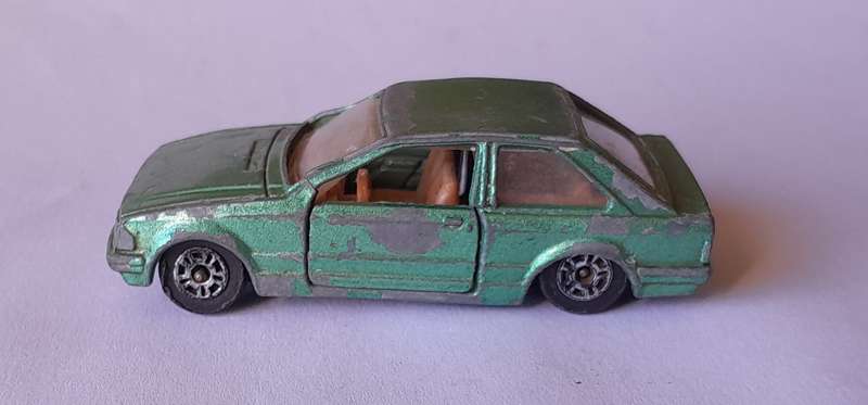 1980's Corgi Die Cast Ford Estcourt.  Opening Doors.