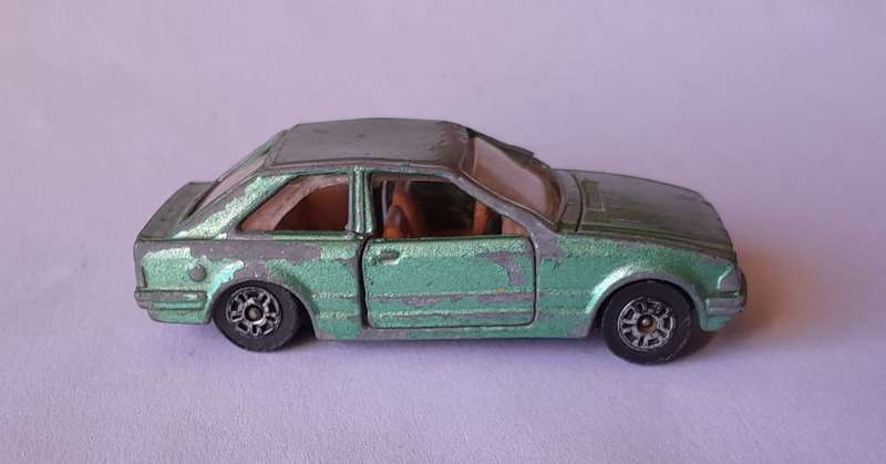 1980's Corgi Die Cast Ford Estcourt.  Opening Doors.