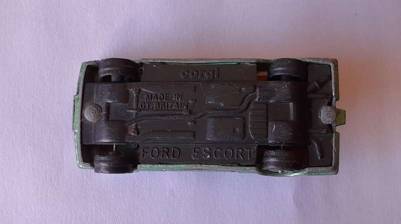 1980's Corgi Die Cast Ford Estcourt.  Opening Doors.