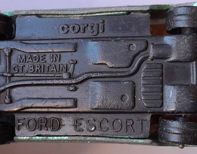 1980's Corgi Die Cast Ford Estcourt.  Opening Doors.