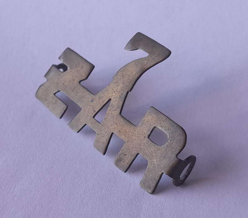 WW1 7de Zuid Afrikaanse Ruiters Metal Shoulder Title.  Lugs Intact.