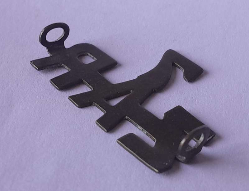 WW1 7de Zuid Afrikaanse Ruiters Metal Shoulder Title.  Lugs Intact.