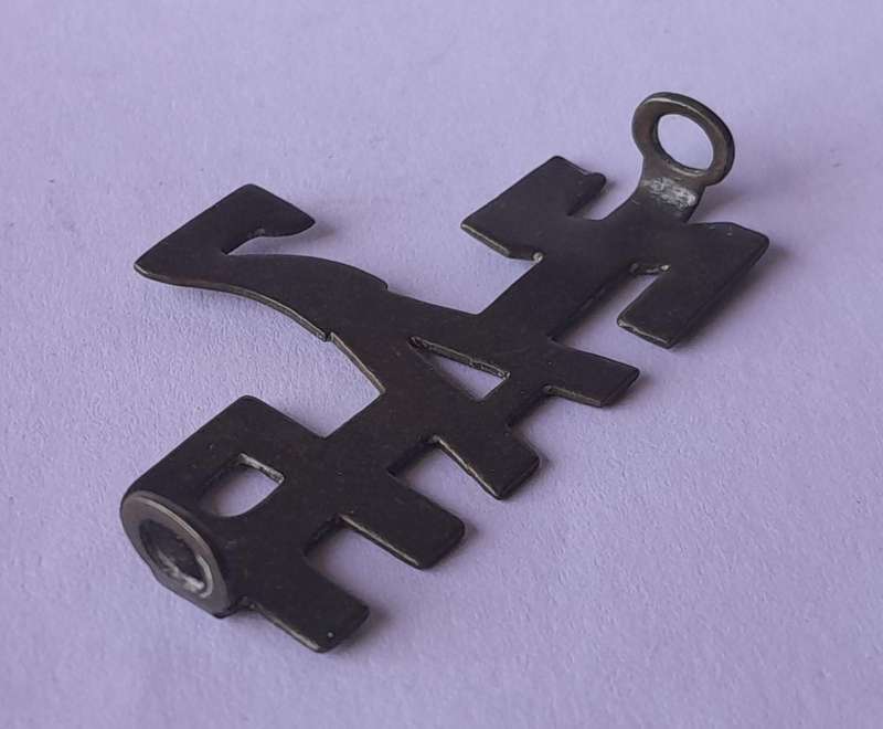WW1 7de Zuid Afrikaanse Ruiters Metal Shoulder Title.  Lugs Intact.