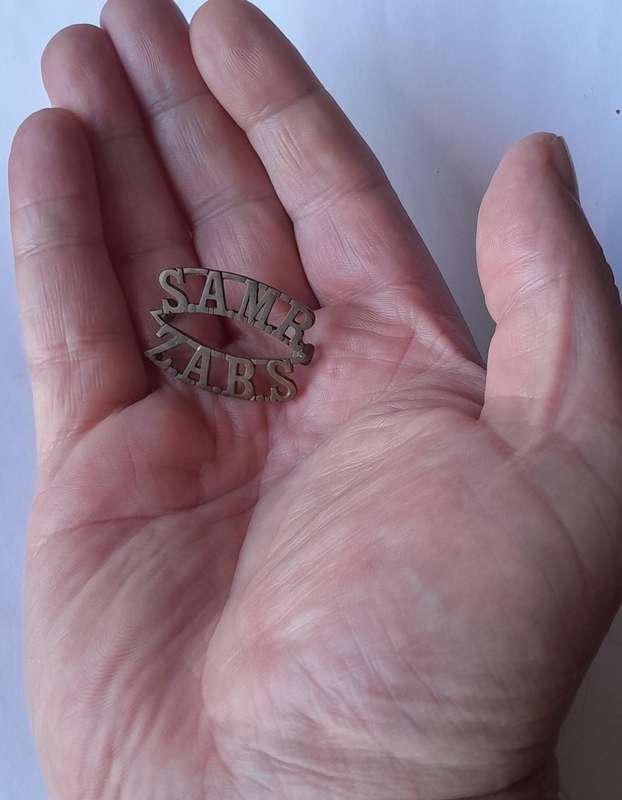 WW1 South African Mounted Rifles Shoulder Title.  Lugs Intact.