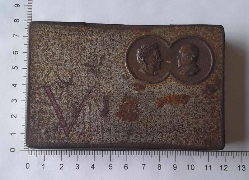WW2 1943 Gift Tin To SA Troops From Jan & Isie Smuts. 11.5 x 7.5cm.
