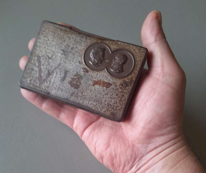 WW2 1943 Gift Tin To SA Troops From Jan & Isie Smuts. 11.5 x 7.5cm.