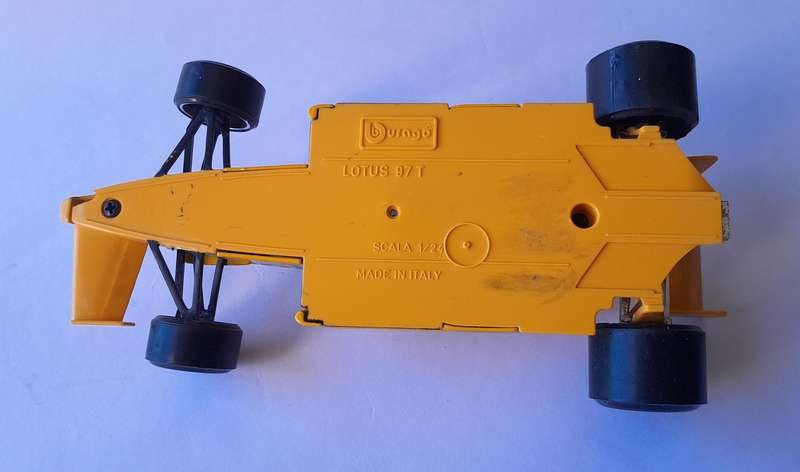 Vintage Bburago Die-Cast Lotus Honda Turbo F1.  Scale 1/24.  20cm.  Missing Front Fin.