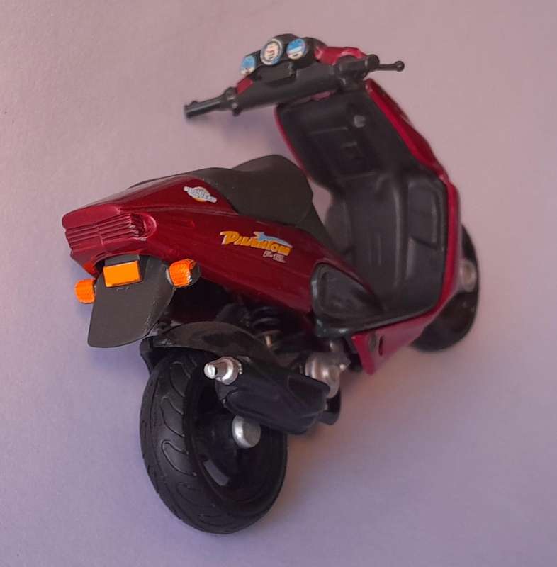 Vintage Maisto Die-Cast Malaguti Phantom F-12.  Scale 1/18.  No Stand.  10cm